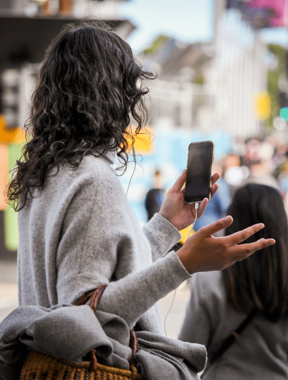 Kvinna använder videosamtal medans hon promenerar på gatan