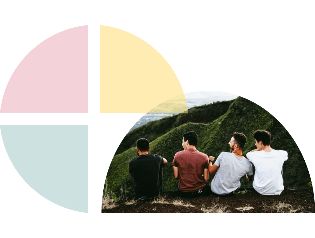 Fyra killar sitter vid bergskanten med utsikt över gröna kullar