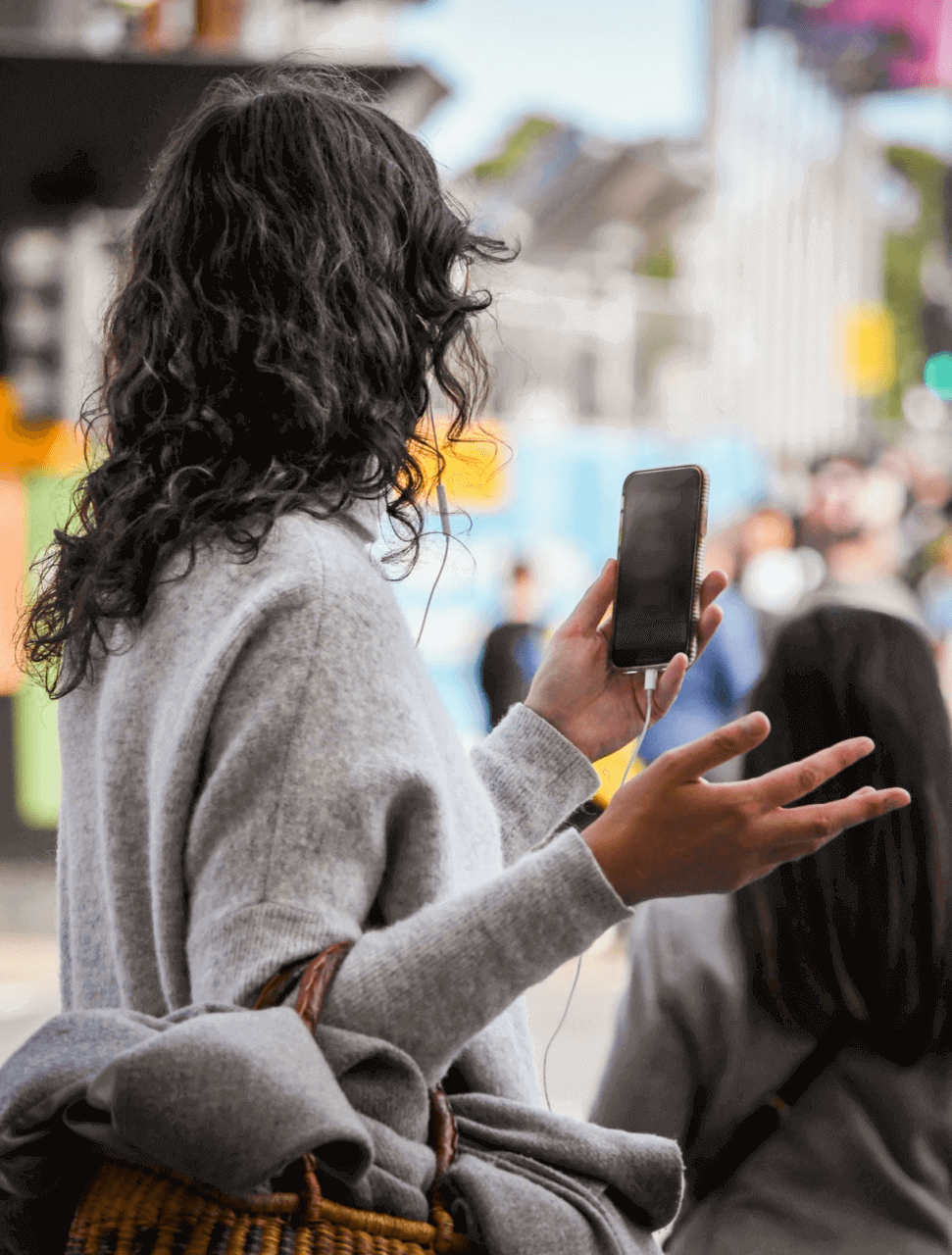 Kvinna använder videosamtal medans hon promenerar på gatan